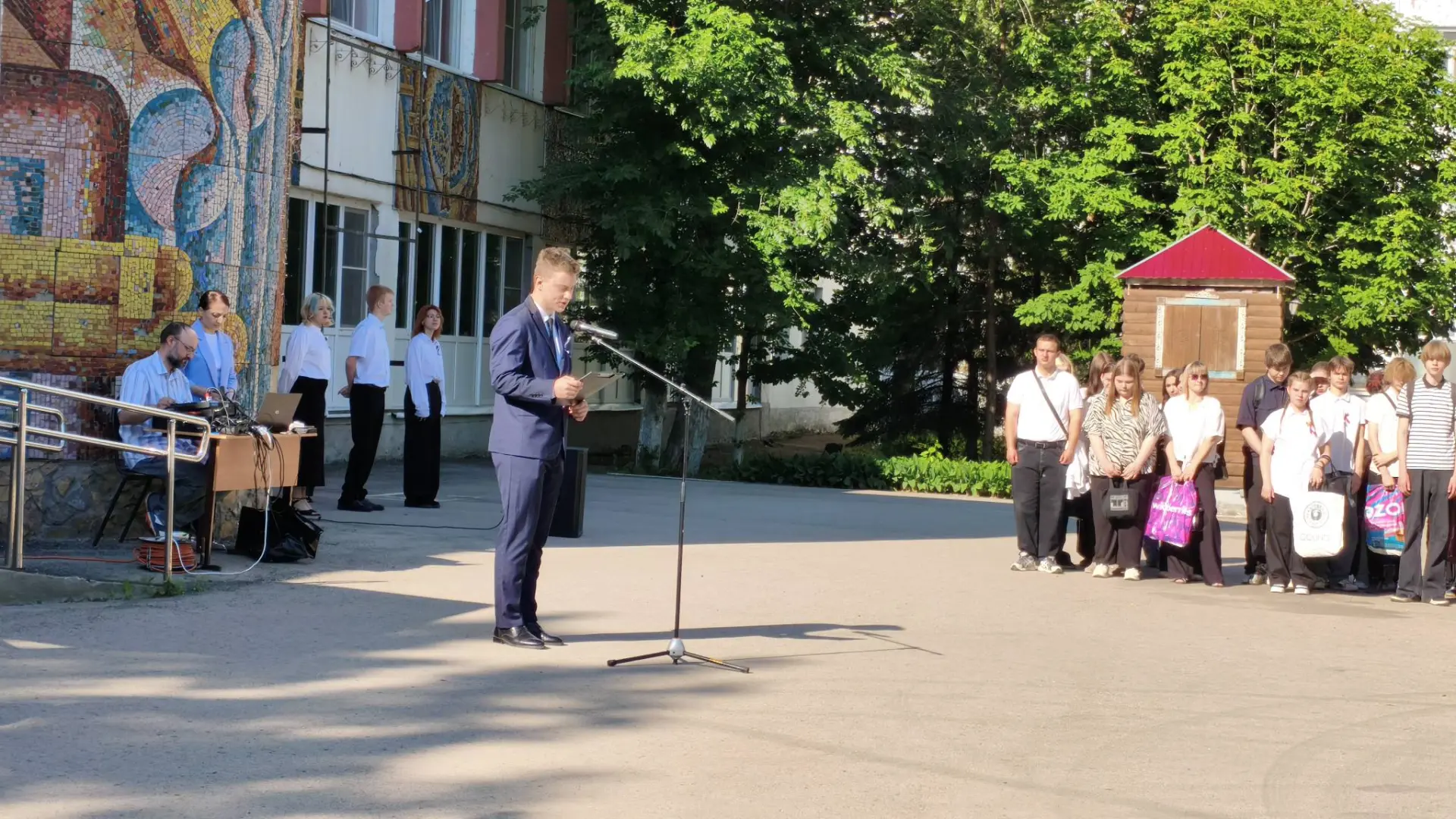 🌲 В Энгельсском политехническом колледже заложили Аллею героев

8 июня, в преддверии Дня России, ст