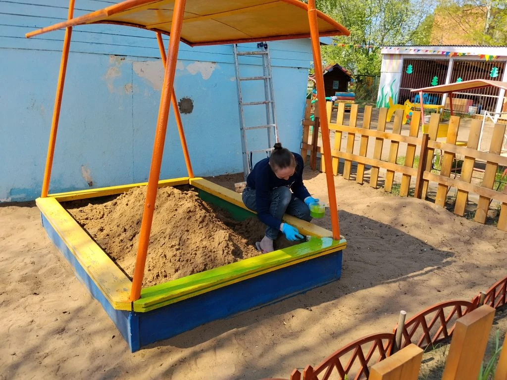 Наши замечательные, самые лучшие родители  средней группы " Ромашка" помогли  подготовить  участок д