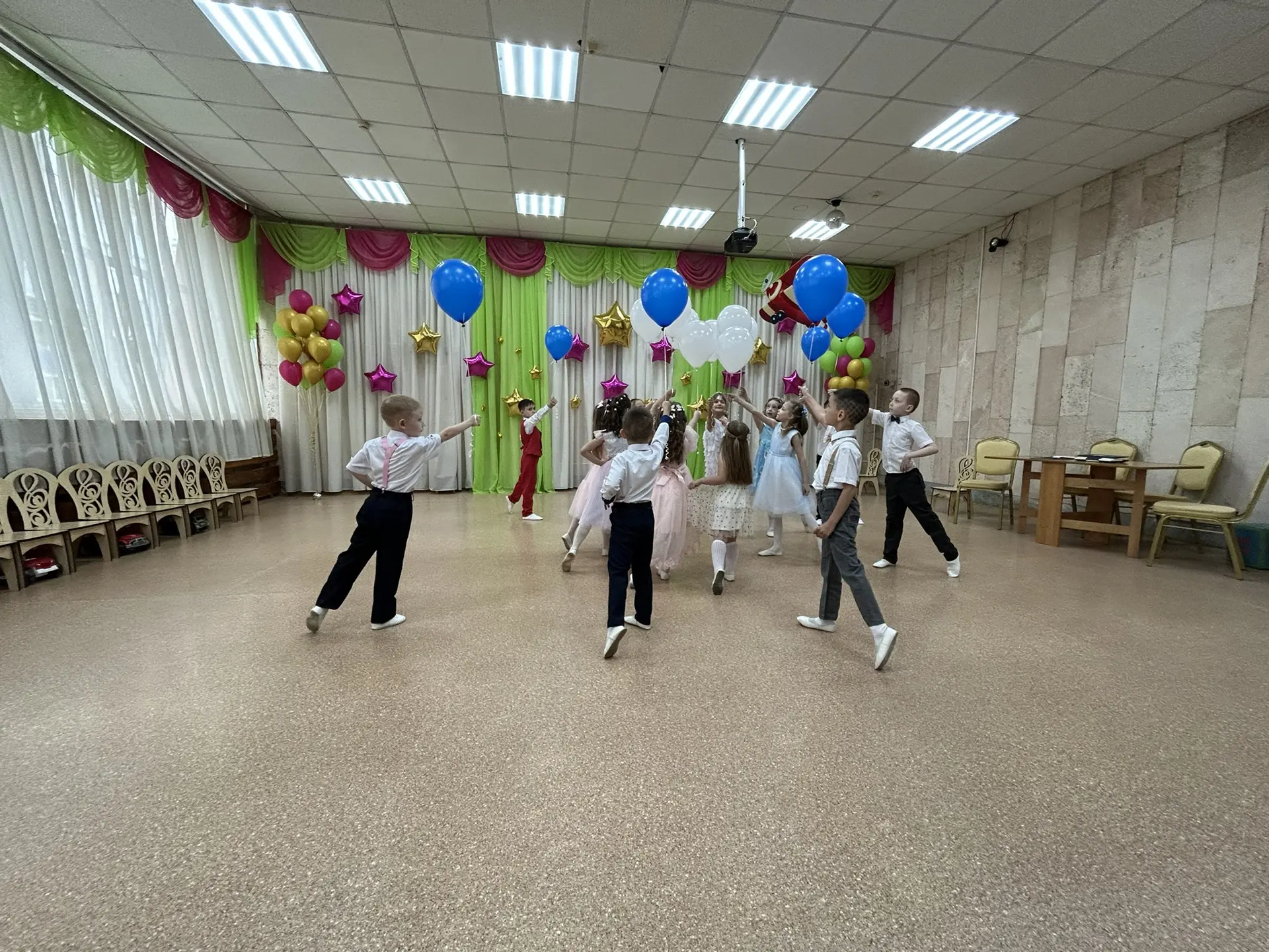 🧸🪀Вот и закрылась дверь в детство... В добрый путь, наши выпускники!

🥲😊Для нас горько-сладкий д
