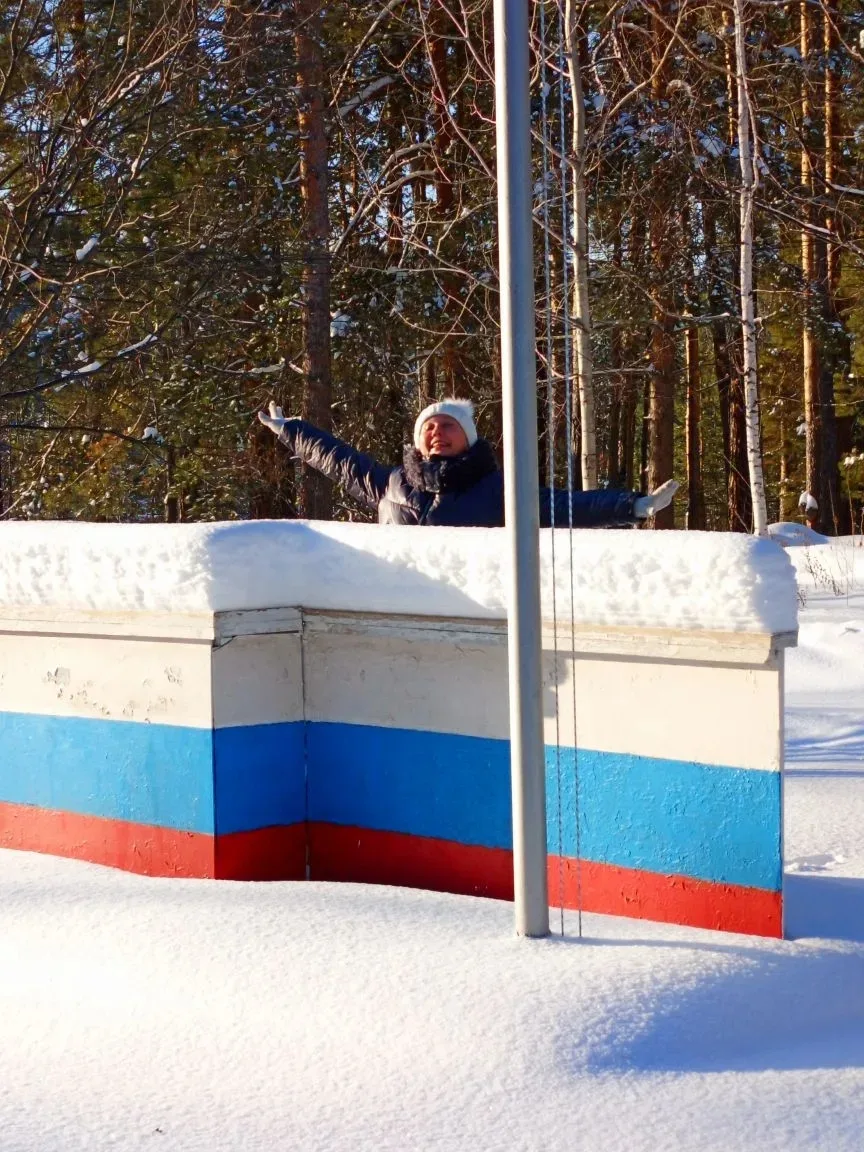 Засыпан нынче снегом лагерь нежно. 
В сугробах  поле...каждая скамейка. 
Но знаем мы, что встреча с 
