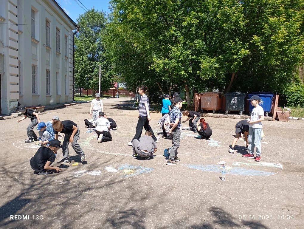 Сегодня в школьном лагере рисовали. Получился большой красивый «Цветок единства»🌸
Хорошо потрудилис