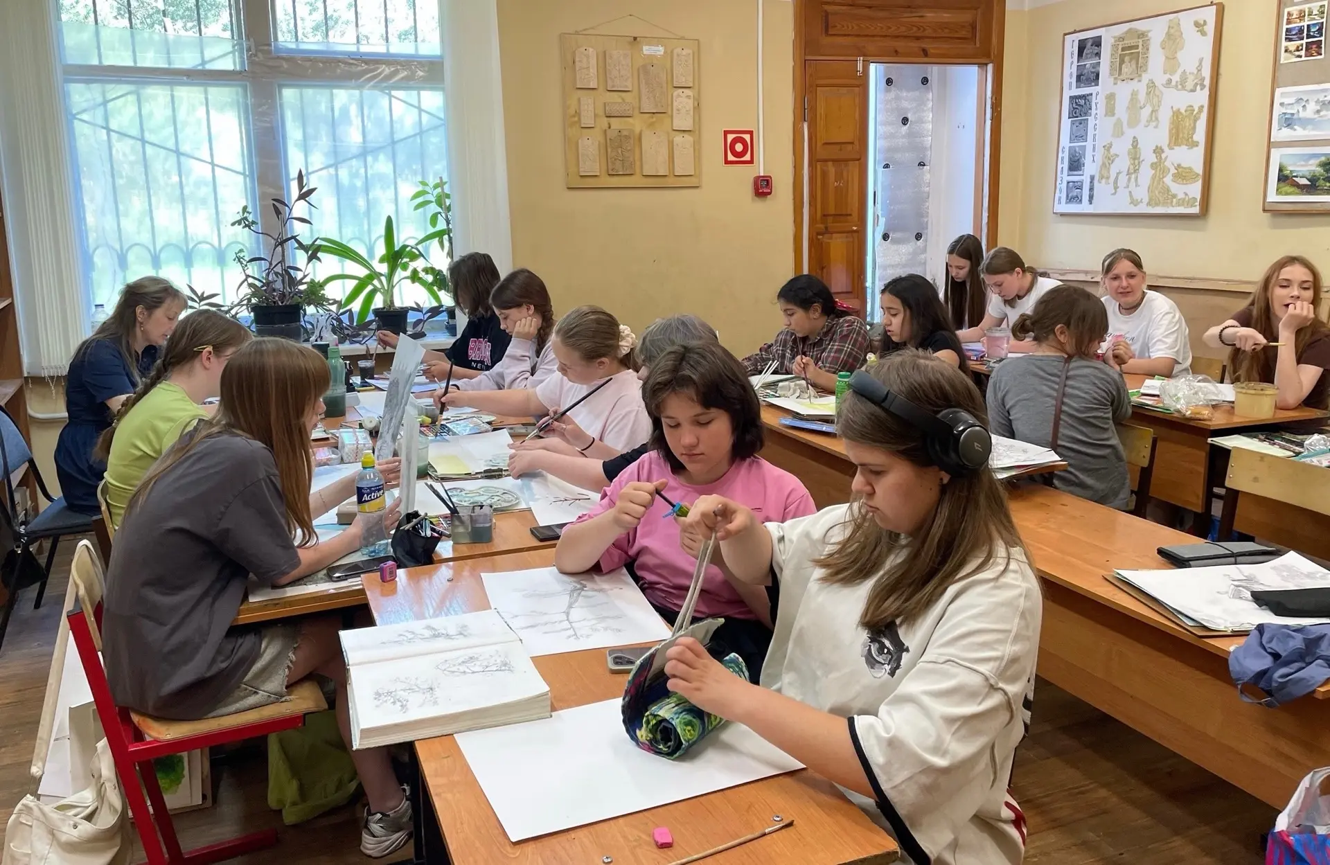 Сегодня в нашей художественной школе прошёл заключительный этап пленэрной практики — итоговый просмо