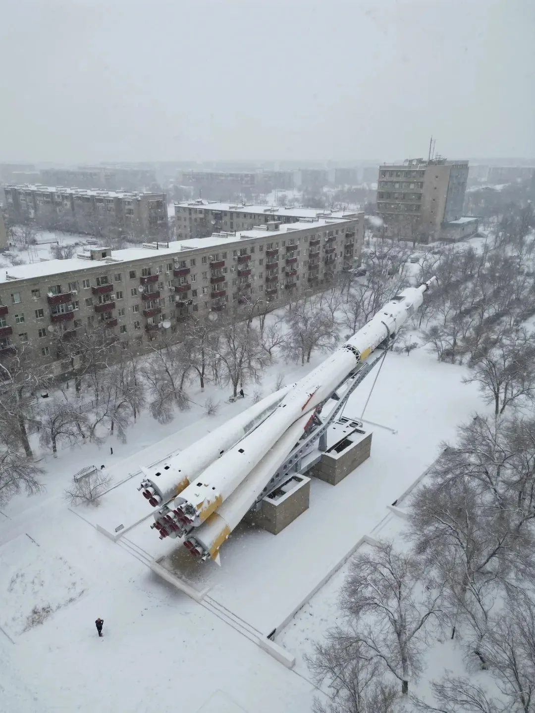 Вернувшись в город Байконур белоснежным зимним днем, мы видим, что здесь все еще стоит знакомый памя