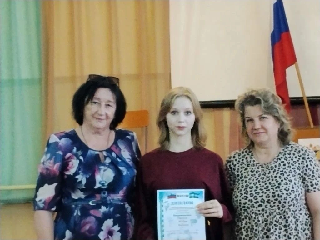 В МОБУ СОШ С. В-АВЗЯН СЛОЖИЛАСЬ ДОБРАЯ ТРАДИЦИЯ: 
 в последние  дни учебного года проходит церемония