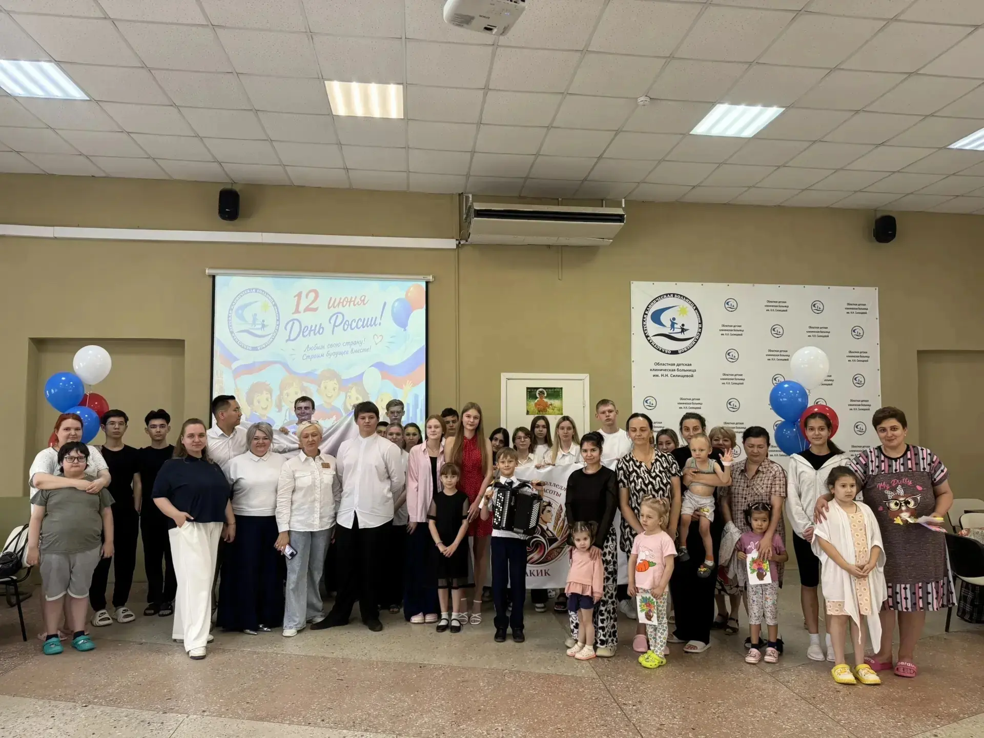 Добрая традиция в ОДКБ им. Н. Н. Силищевой! ❤️

Накануне Дня России и Дня медика волонтеры «Союза до