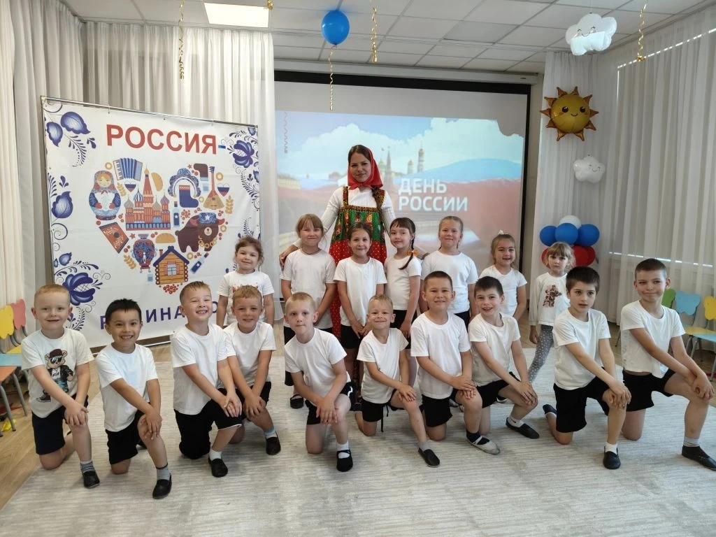 Нам праздники для радости даны,
Мы знаем их немало, самых разных,
Но день России, день родной страны