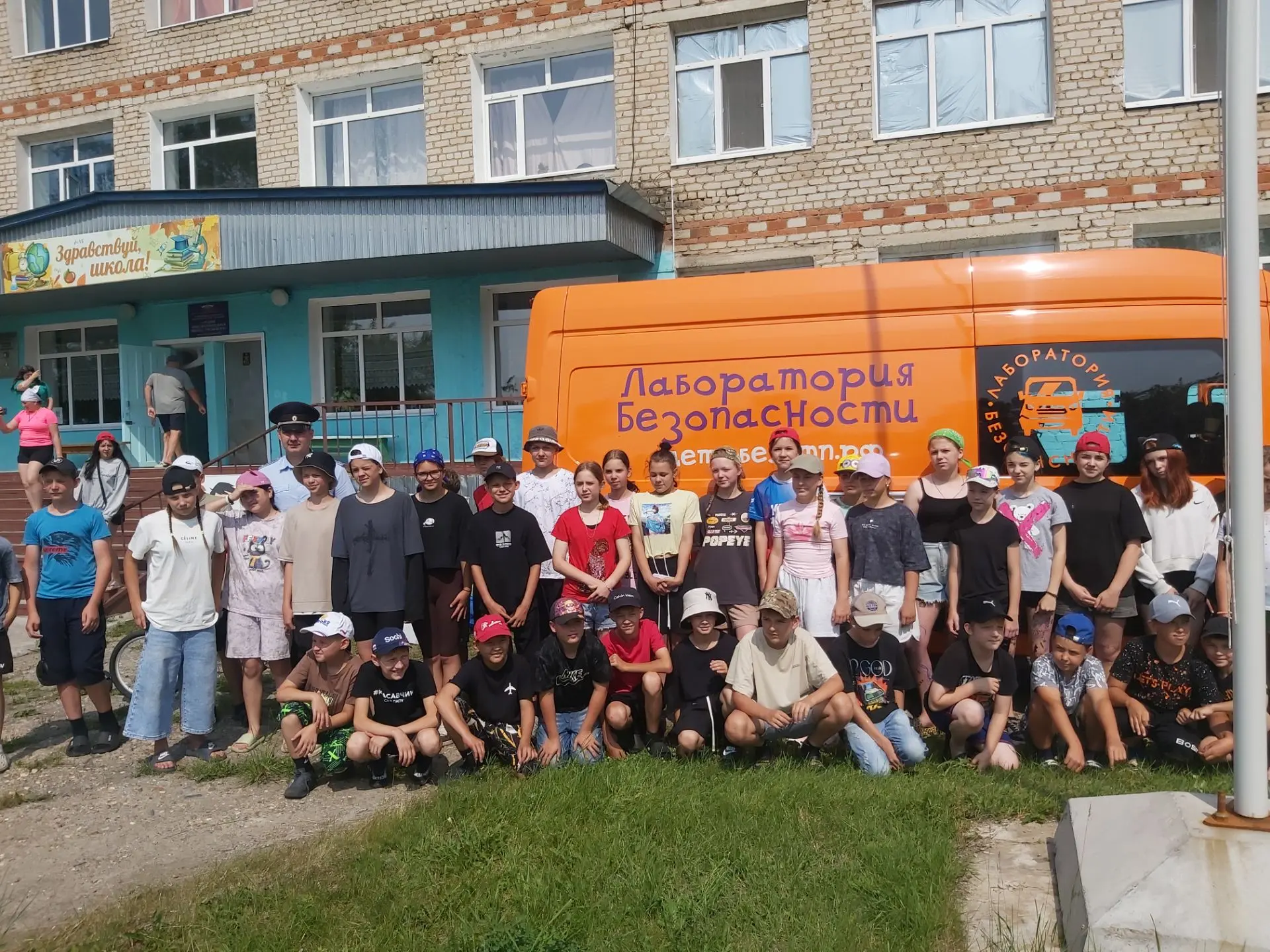 🚦 Уроки безопасности: как не попасть в беду на дороге?

В МАОУ СОШ с. Среднебелое прошли занятия в 