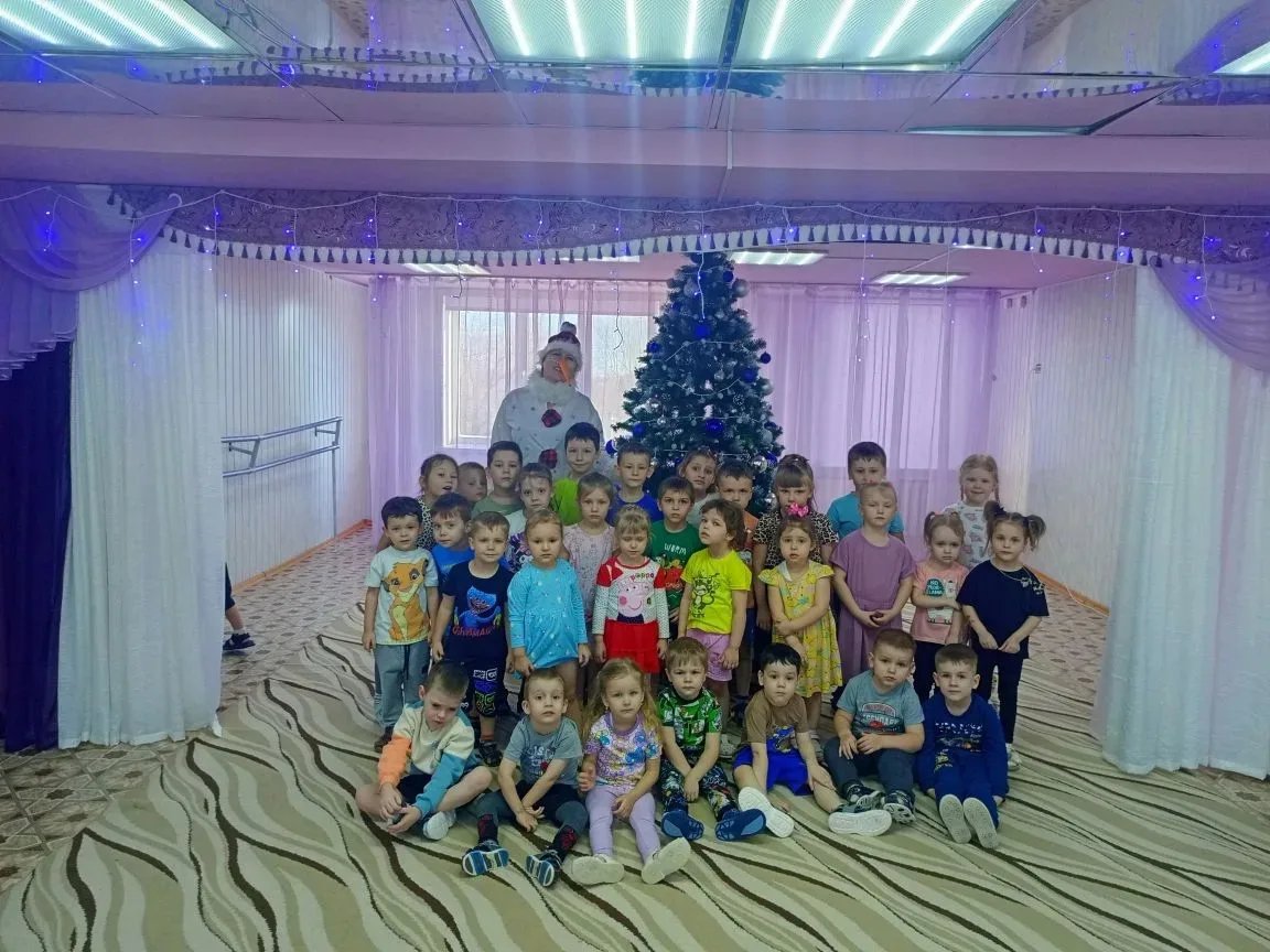🎄Ёлочку в праздник мы наряжали,
🎄И огоньки на ней зажигали.
🎄Ёлочка дарит нам яркий наряд,
🎄И уг