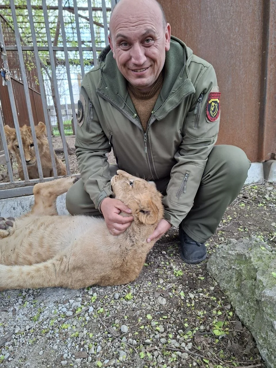 Этот жизнелюбивый и добрейший мужчина- ополченец Донбасса первой волны. С 2014 го с оружием в руках 