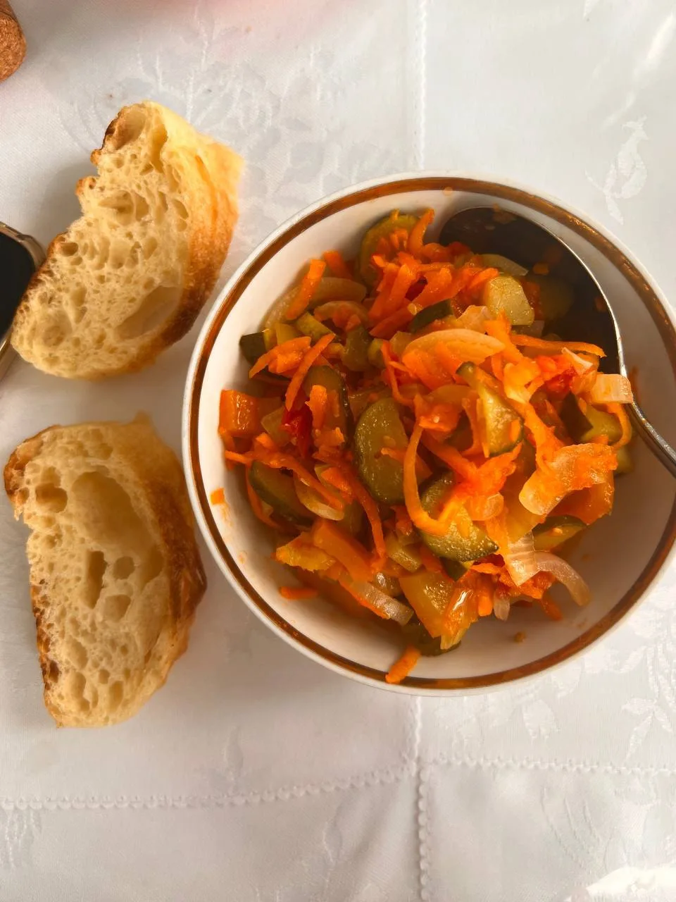 Моя бабуля знала толк в заготовках на зиму!

На фото — самый вкусный салат, который я ела в жизни.

