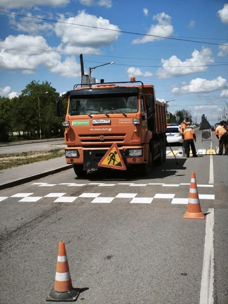 🚧 Специалисты повышают уровень безопасности дорожного движения в Брянке 

На участке трассы Михайло