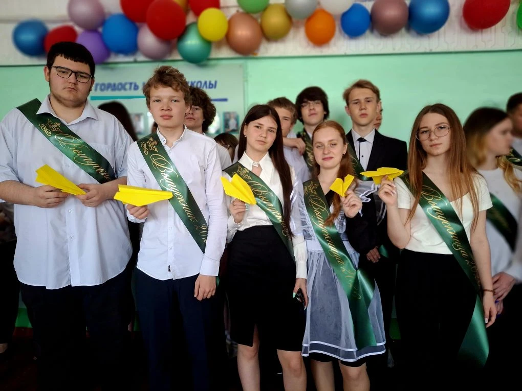 🔔🏫ЗВЕНИТ ПОСЛЕДНИЙ ЗВОНОК! 🇷🇺
Выпускники прощаются со школой с улыбкой и слезами на глазах❤️

✨️