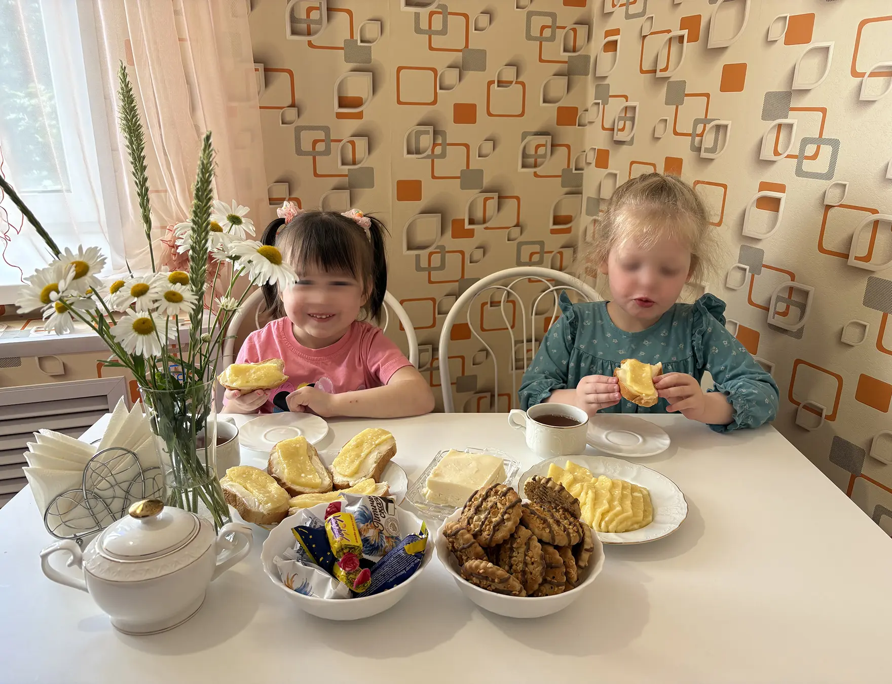 Маленькие сыроделы в деле! 🧀👶

Сегодня на нашей кухне творилось настоящее волшебство! Под чутким р
