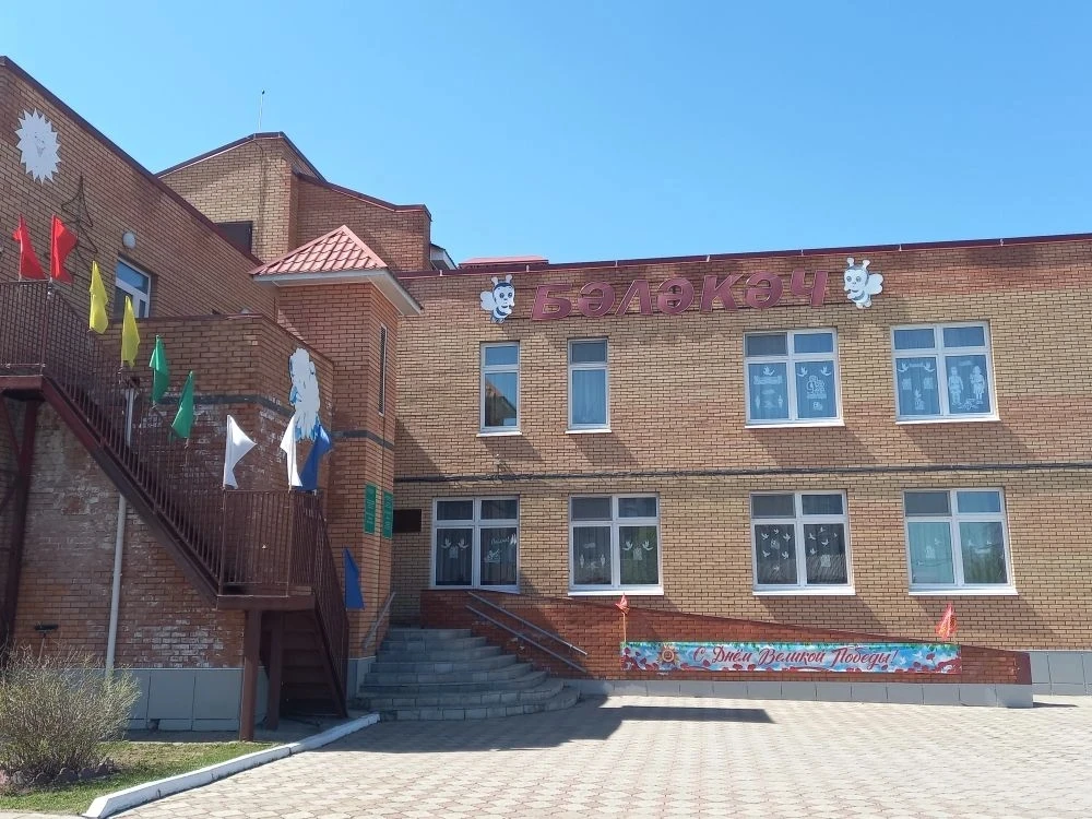 Дошколята, родители и педагоги приняли активное участие в украшении детского сада и территории к пре