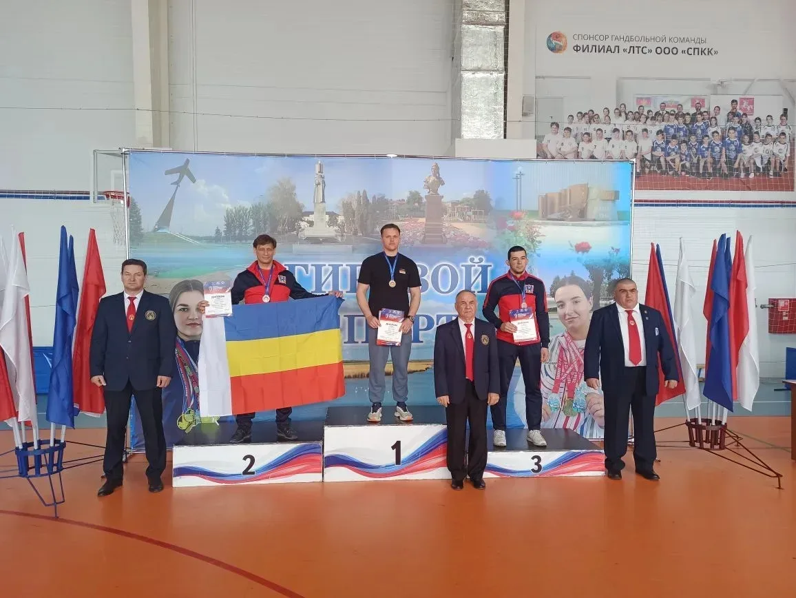 В станице Ленинградская (Краснодарский край) состоялся чемпионат ЮФО и СКВО по гиревому спорту. В со