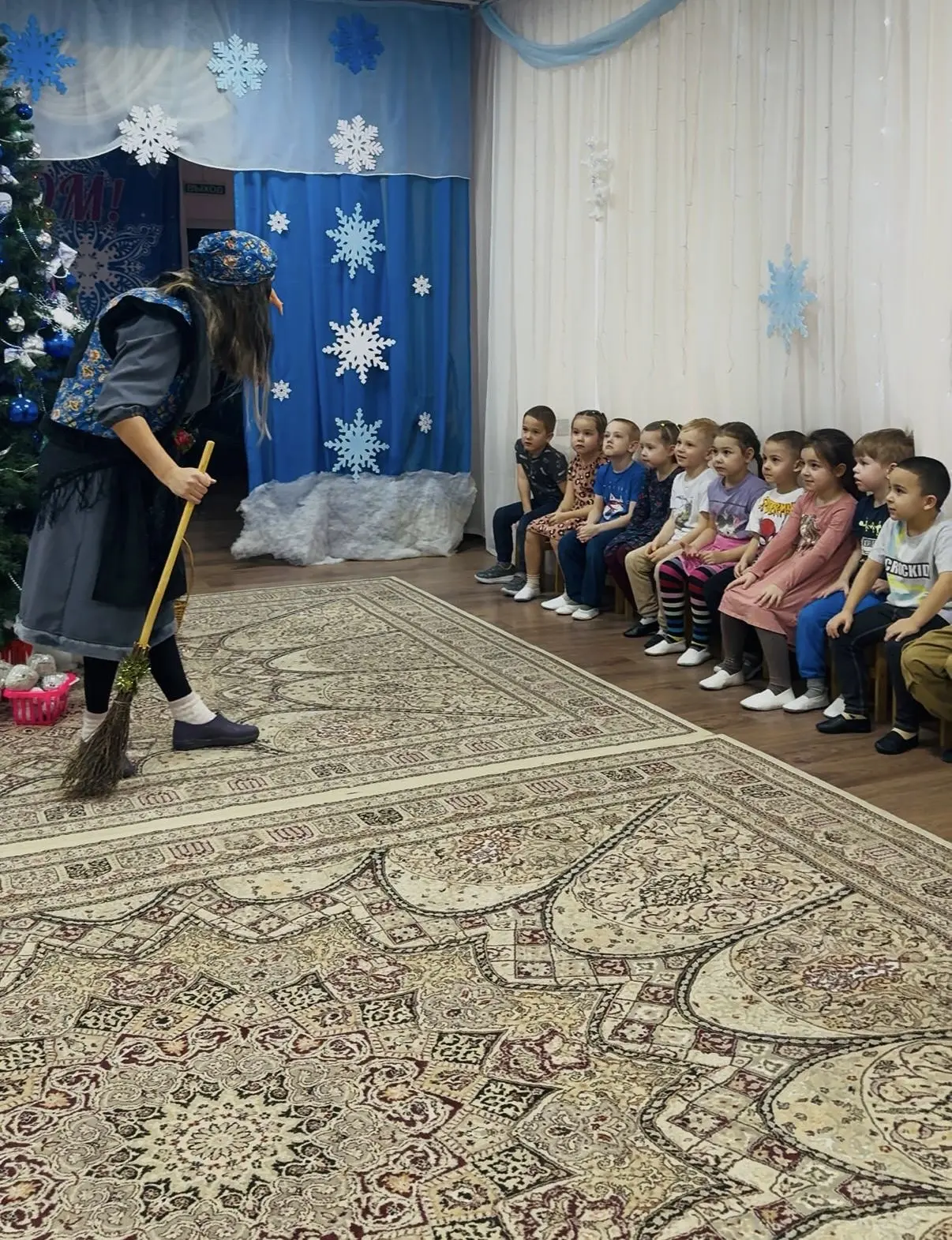 Оҙайлы ялдарҙан һуң  баҡсаға килгәс 11-се һәм 4-се төркөм балалары шыршы менән хушлашырға йыйылды.🎄