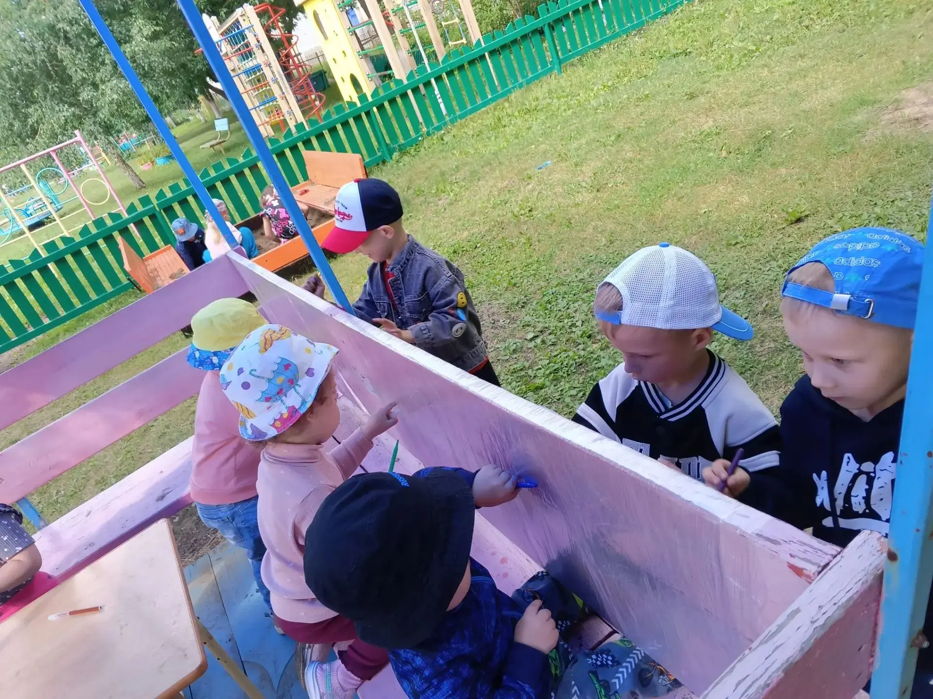 Ну кто бы мог подумать? Рисовать на пищевой пленке — это гениально и просто! 😄

Наши воспитатели оп
