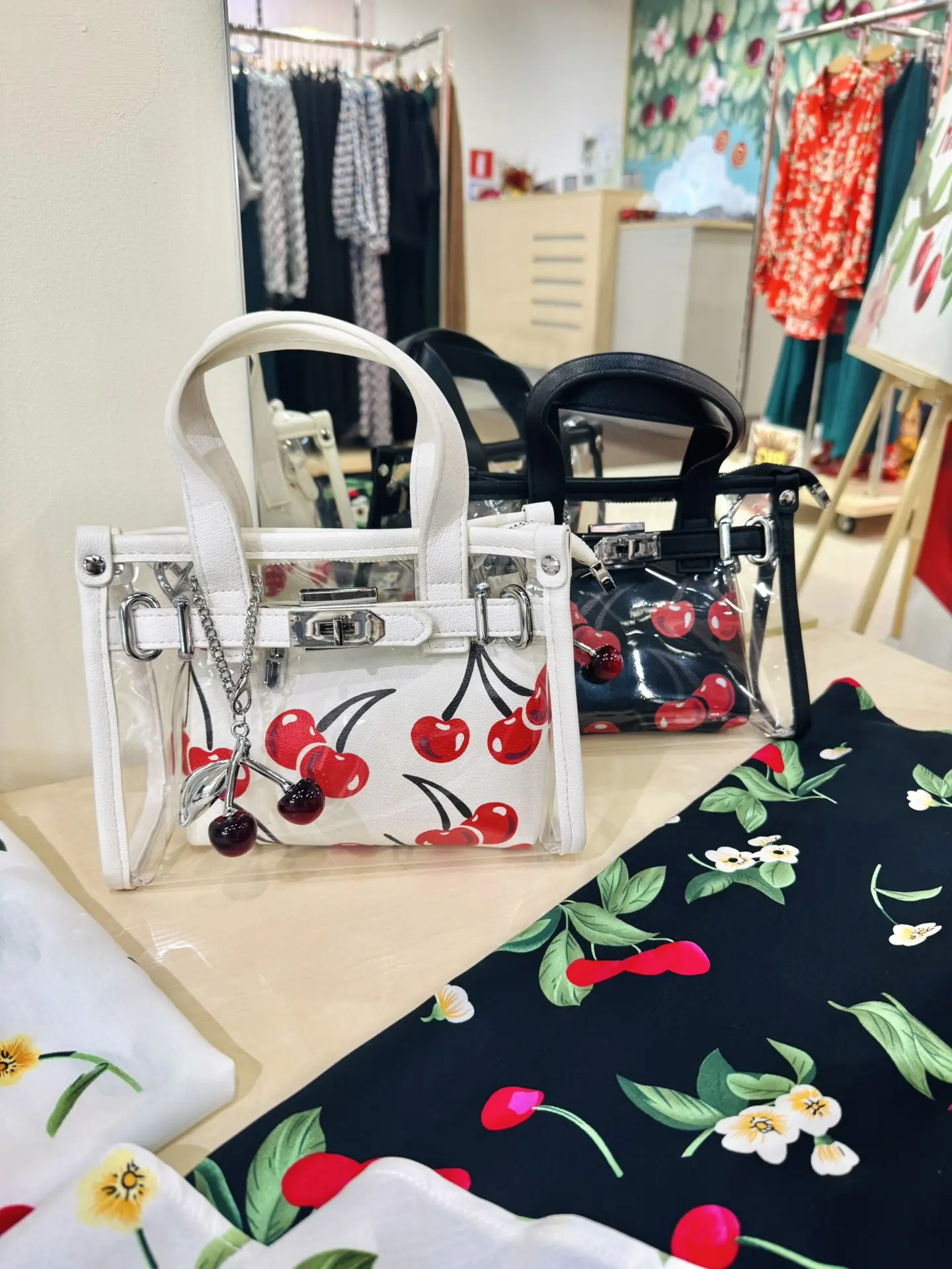 Новые брендовые сумочки🍒

Лимитированная коллекция.

Кому понравились - бронируйте в нашем чате в М