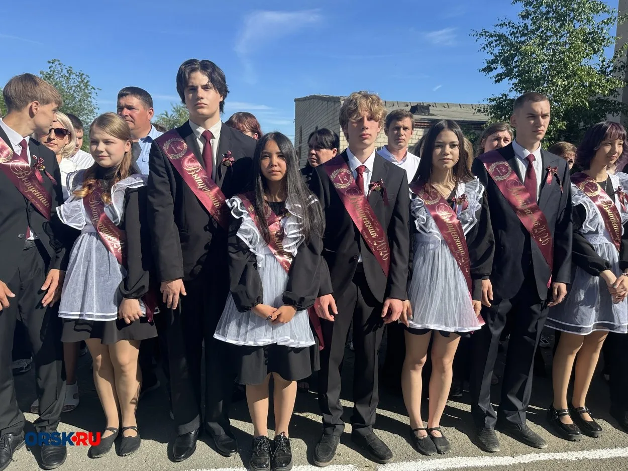 🔔  В нашей школе прозвучали последние звонки!

Этот день был полон эмоций: улыбки, слёзы радости, т
