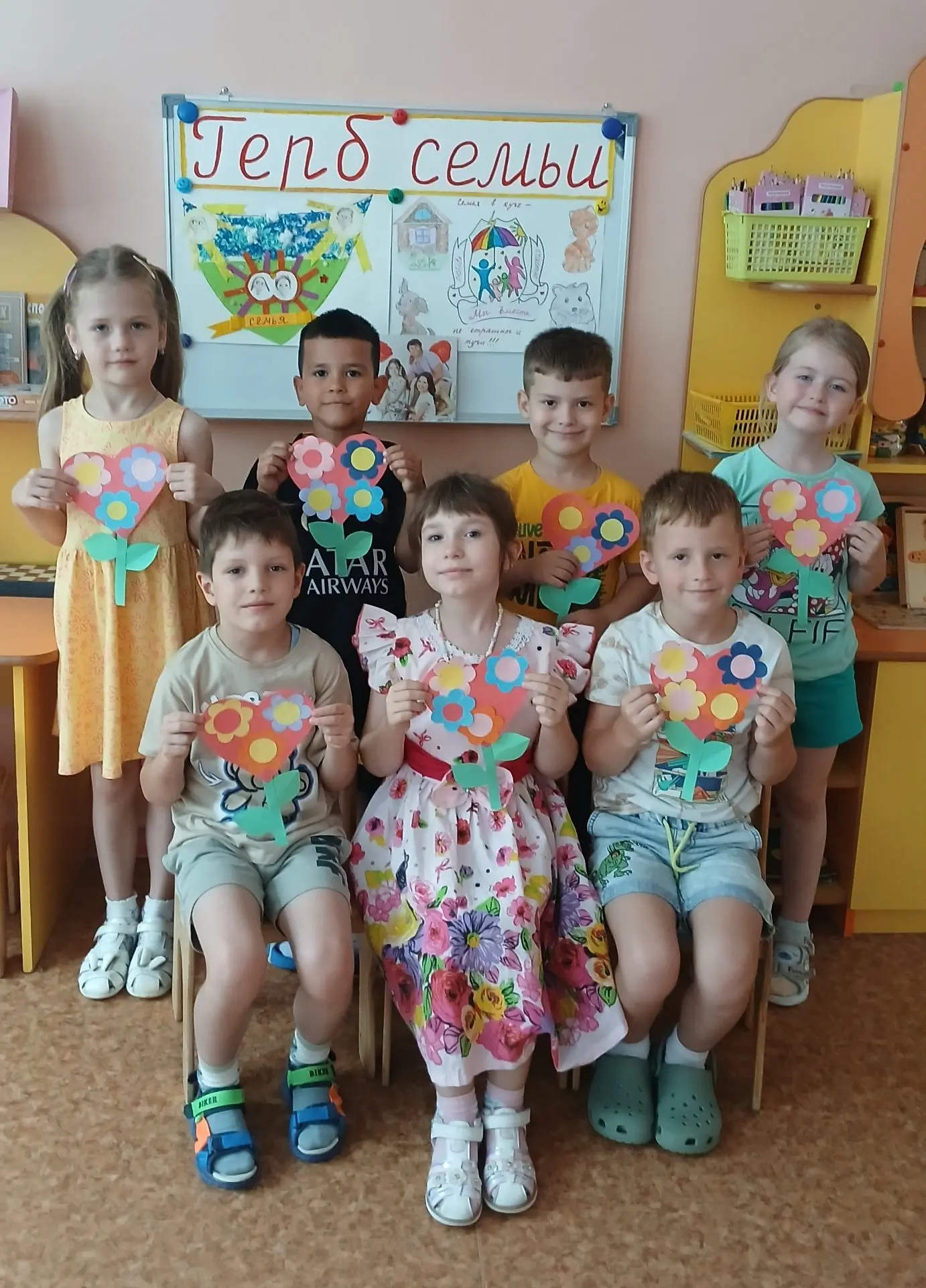 "Начинается семья
С мамы, папы и меня,
Из домашней суеты,
Из стоянья у плиты,
Из прогулок в выходной