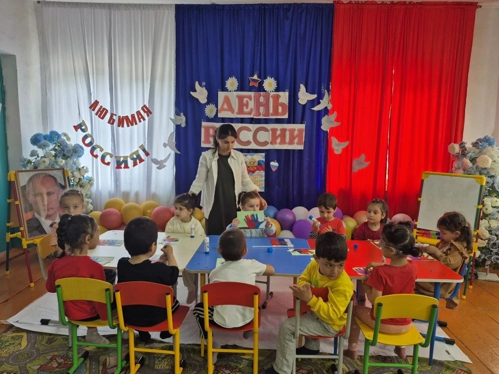 #Аппликация ко Дню России: средняя группа "Пчелки" 
Цель занятия:

#Познакомить детей с символикой Р
