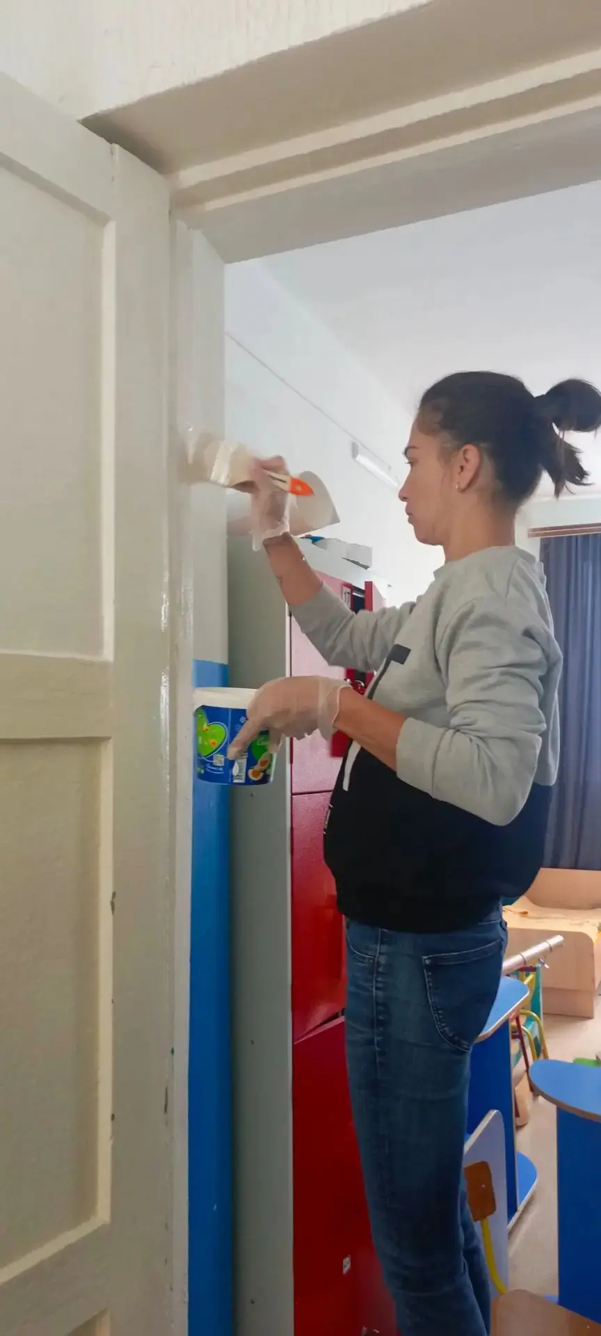 В детском саду начался ремонт.
Сегодня занимались покраской дверей