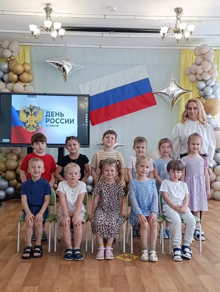 Тематические праздники "Россия - Родина моя", посвящённые Дню России прошли в средних группах √7 и 8
