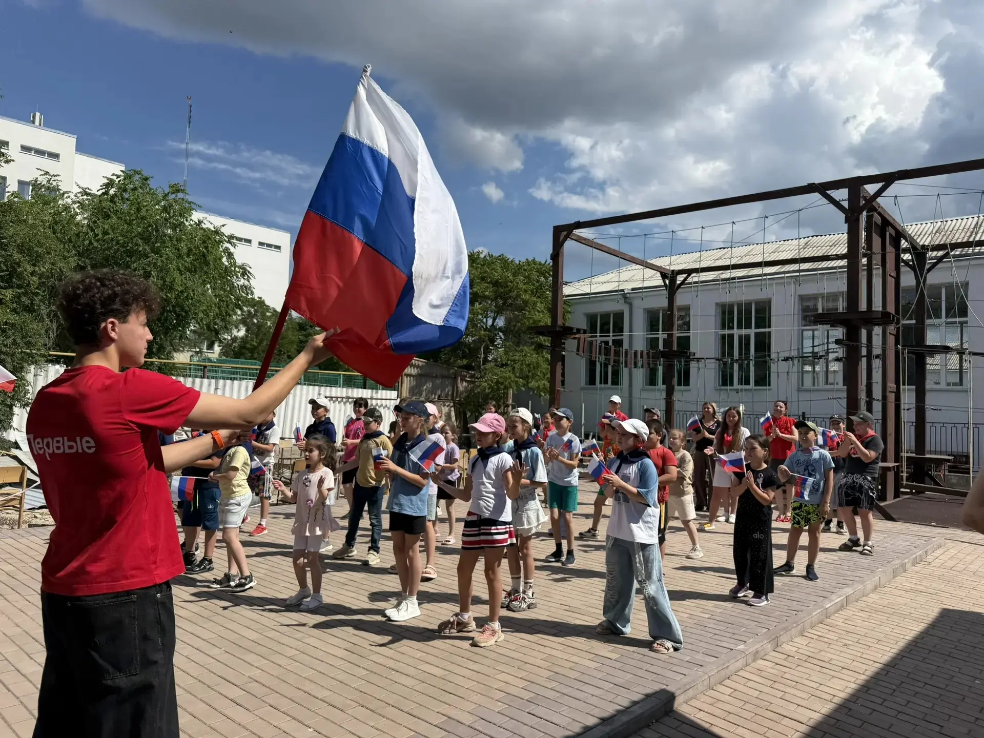🇷🇺 Мастер-классы, флешмоб и аквагрим: как наши ребята готовятся ко Дню России

Накануне главного п