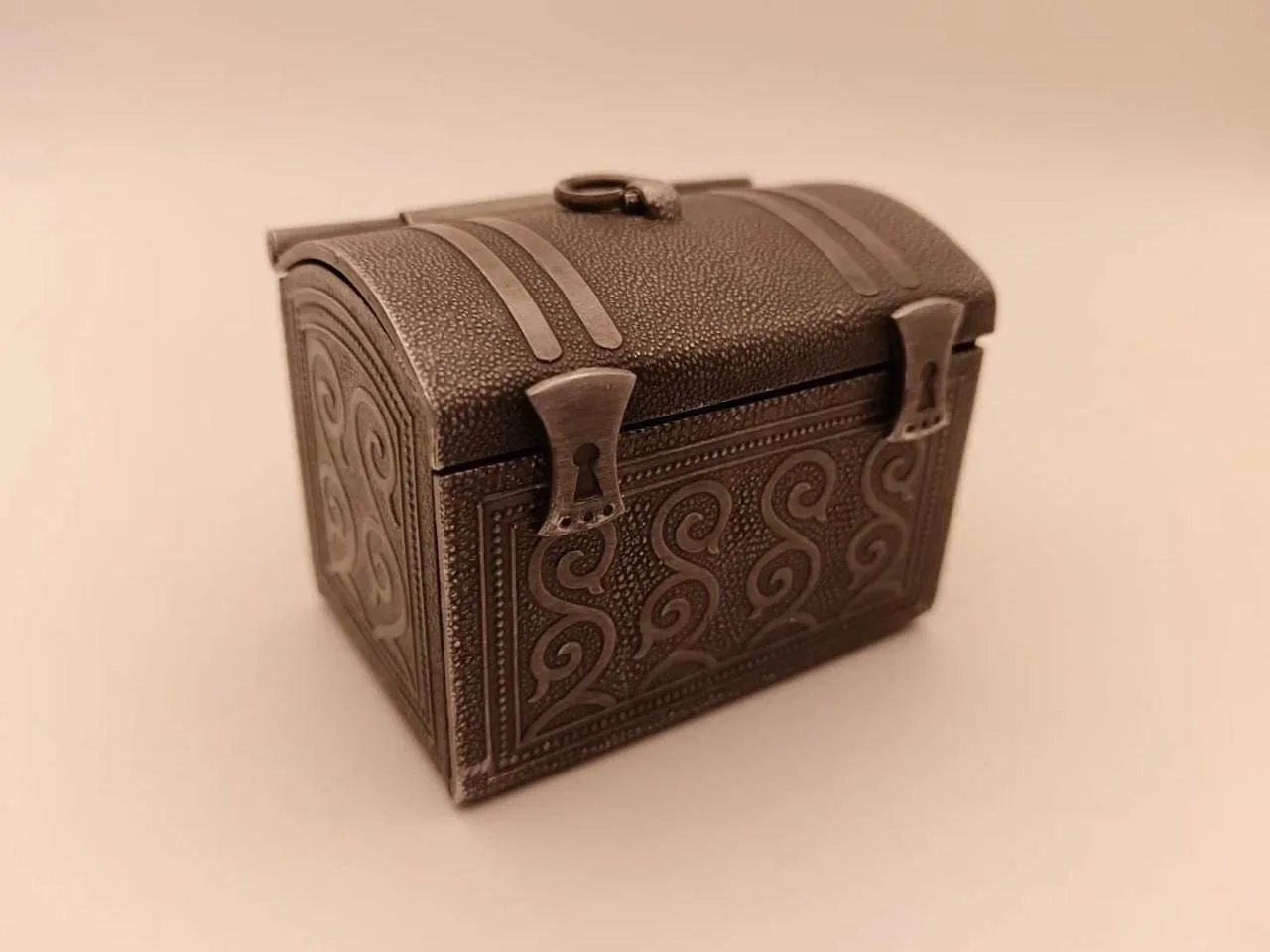 💍На сортировочной линии подмосковного КПО обнаружен металлический сундучок для украшений 1980-х год