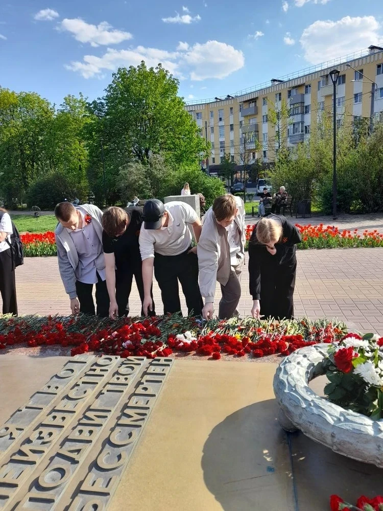 Накануне праздника Великой Победы 9 мая обучающиеся школы возложили цветы к мемориалам воинской слав