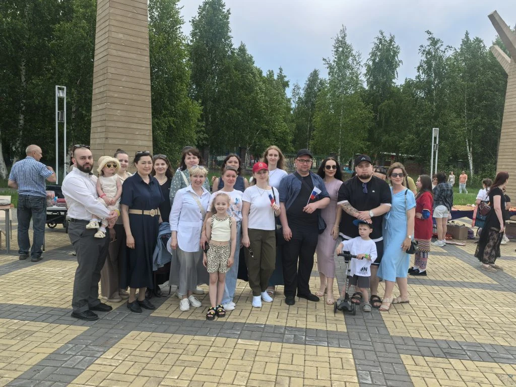 В День России всем желаем
Жить достойно и счастливо!
Жить богато, процветая,
Средь морей, полей крас