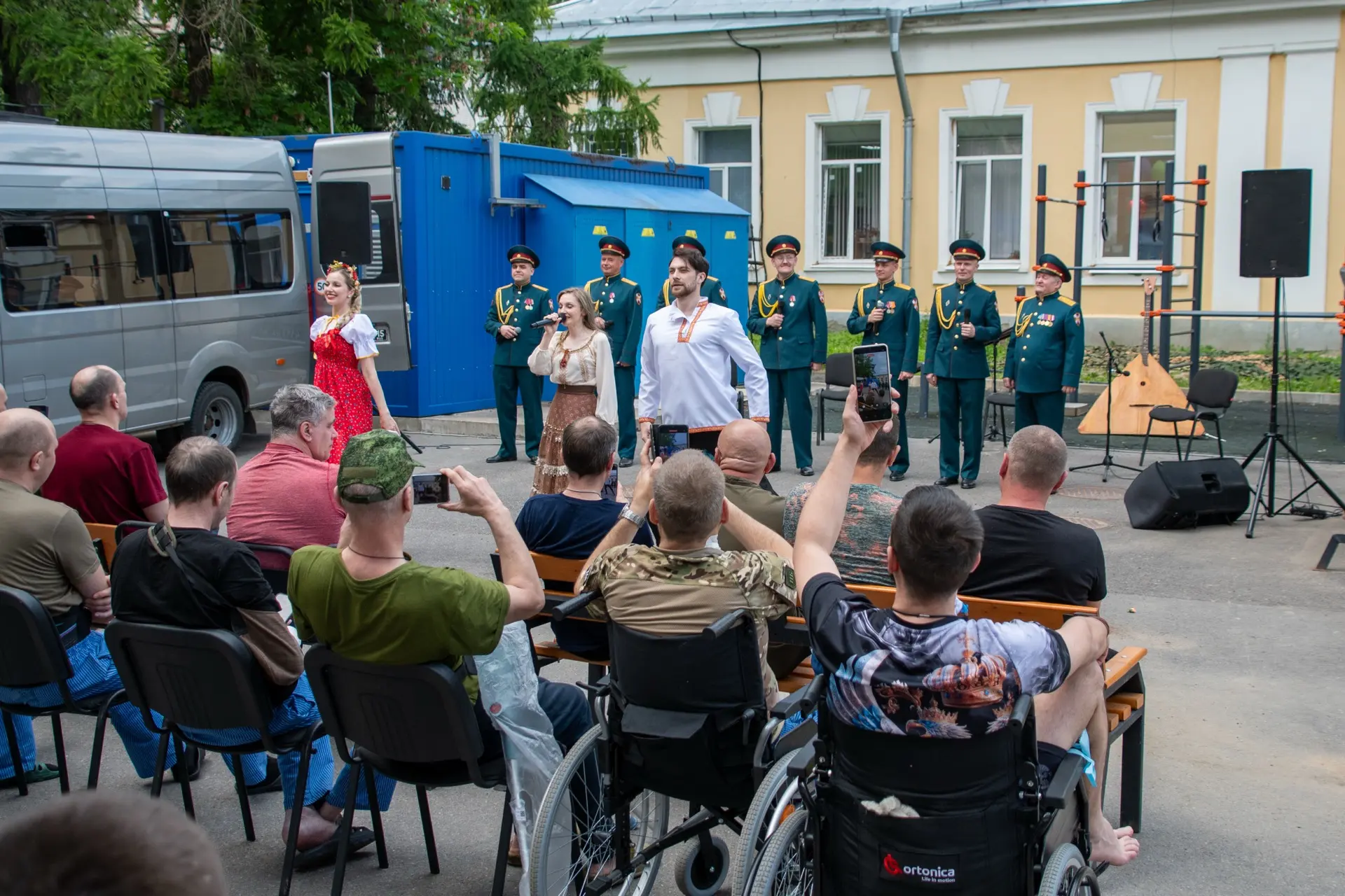 🎙️Раненых участников СВО, лечащихся в Санкт-Петербурге, поздравили с Днём России артисты ансамбля п