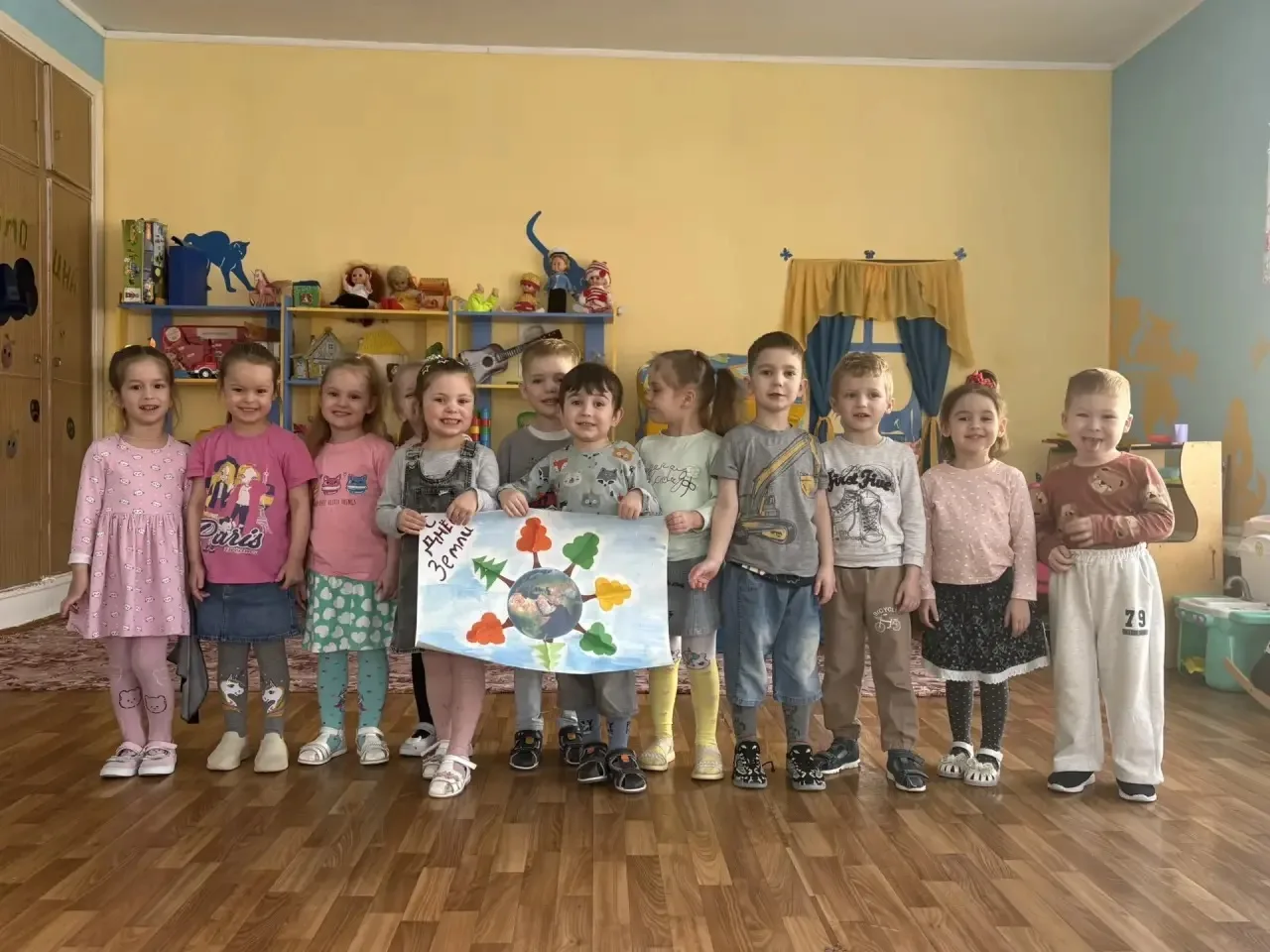 «День Земли »
Дети средней группы сделали коллективную работу ко Дню Земли .
Эта работа  и беседа с 