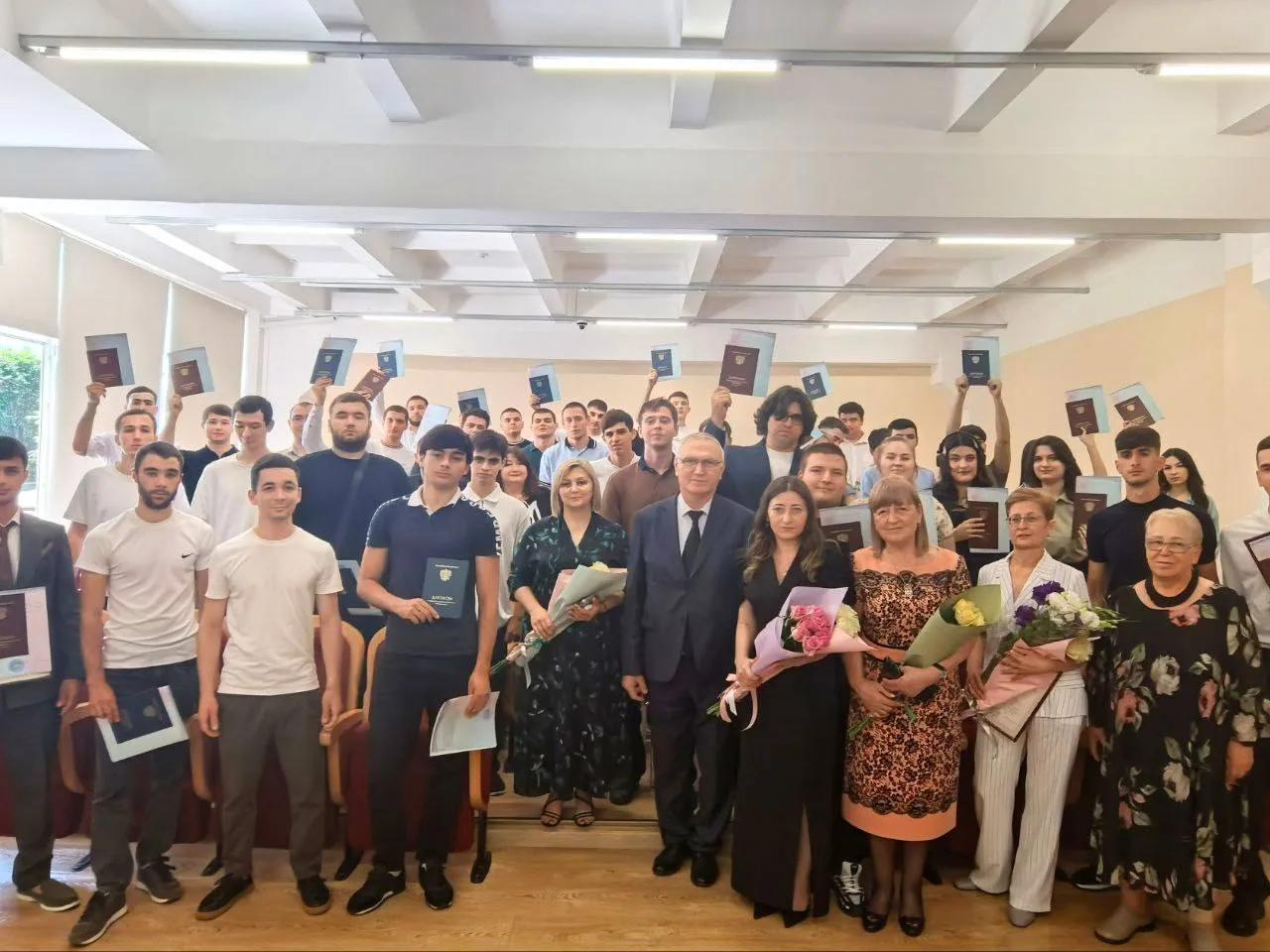 В Северо-Кавказском строительном техникуме состоялось торжественное вручение дипломов. 148 выпускник