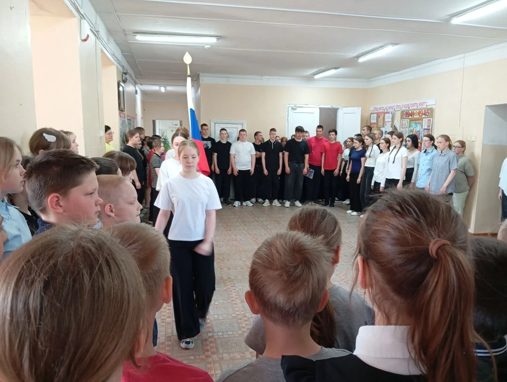 В понедельник, на традиционной линейке по выносу флага Российской Федерации 🇷🇺, прошло торжественн