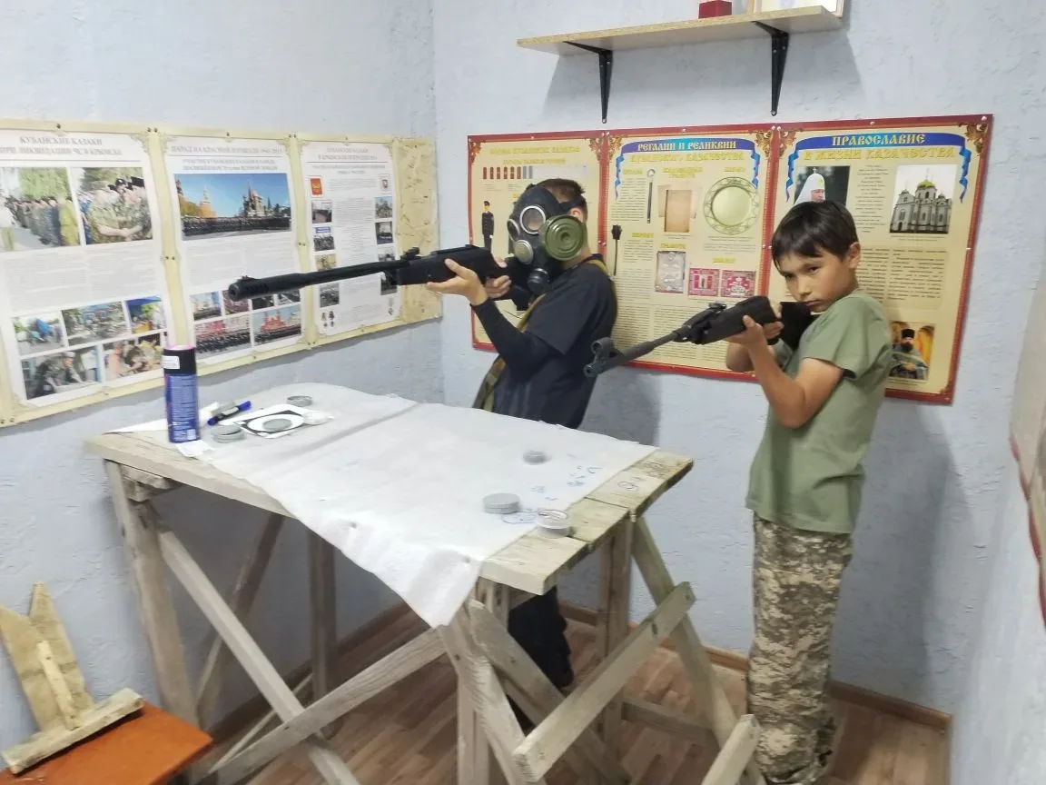 Казачата клуба «Станичник» освоили сборку автомата и стрельбу в противогазе: лучший результат показа