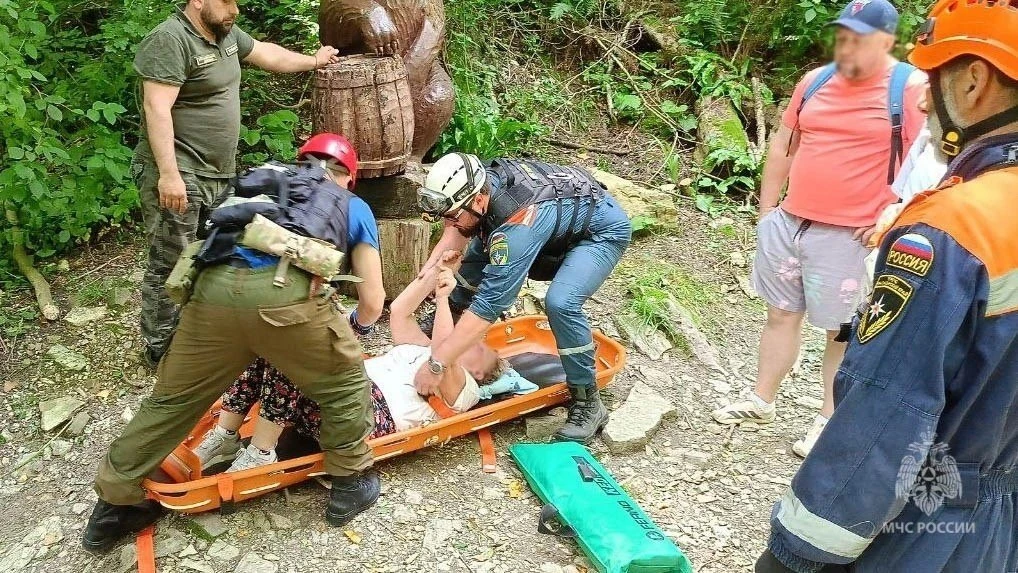 ⛰ Спасатели эвакуировали туристку с травмой спины из ущелья в Сочи.

64-летняя местная жительница гу