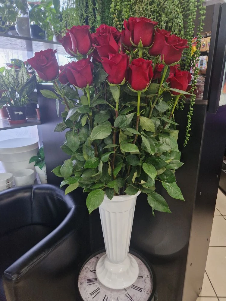 Доброе утро 🌞
В наличии метровые розы🌹