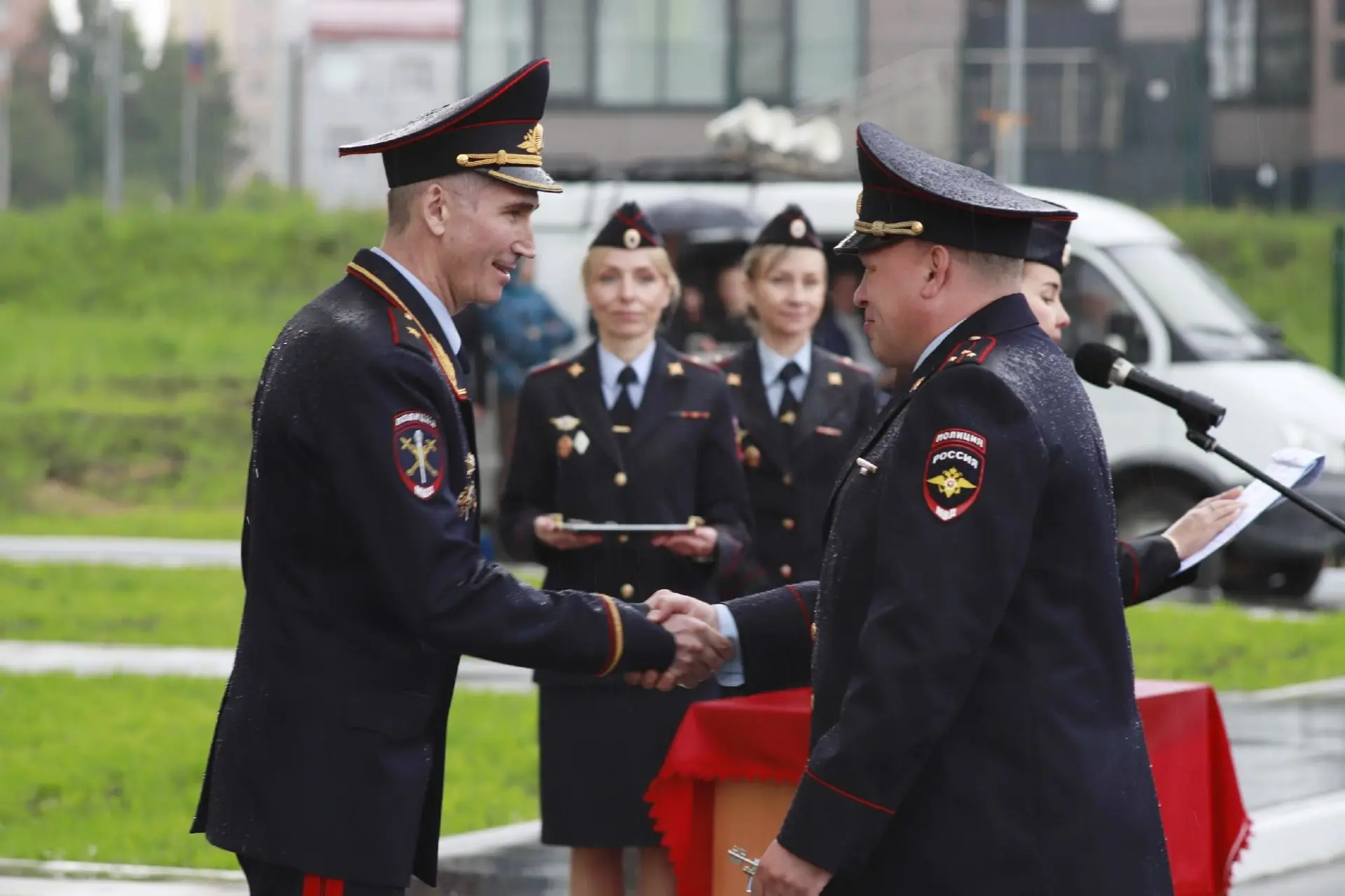В Перми сотрудники и ветераны органов внутренних дел получили ключи от квартир в новом доме

Сегодня
