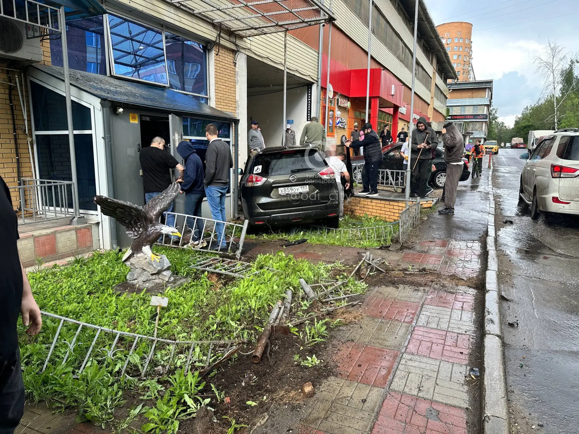 В ЖК «Дубки» пожилой водитель устроил массовое ДТП в квартальном проезде

В результате пострадали тр