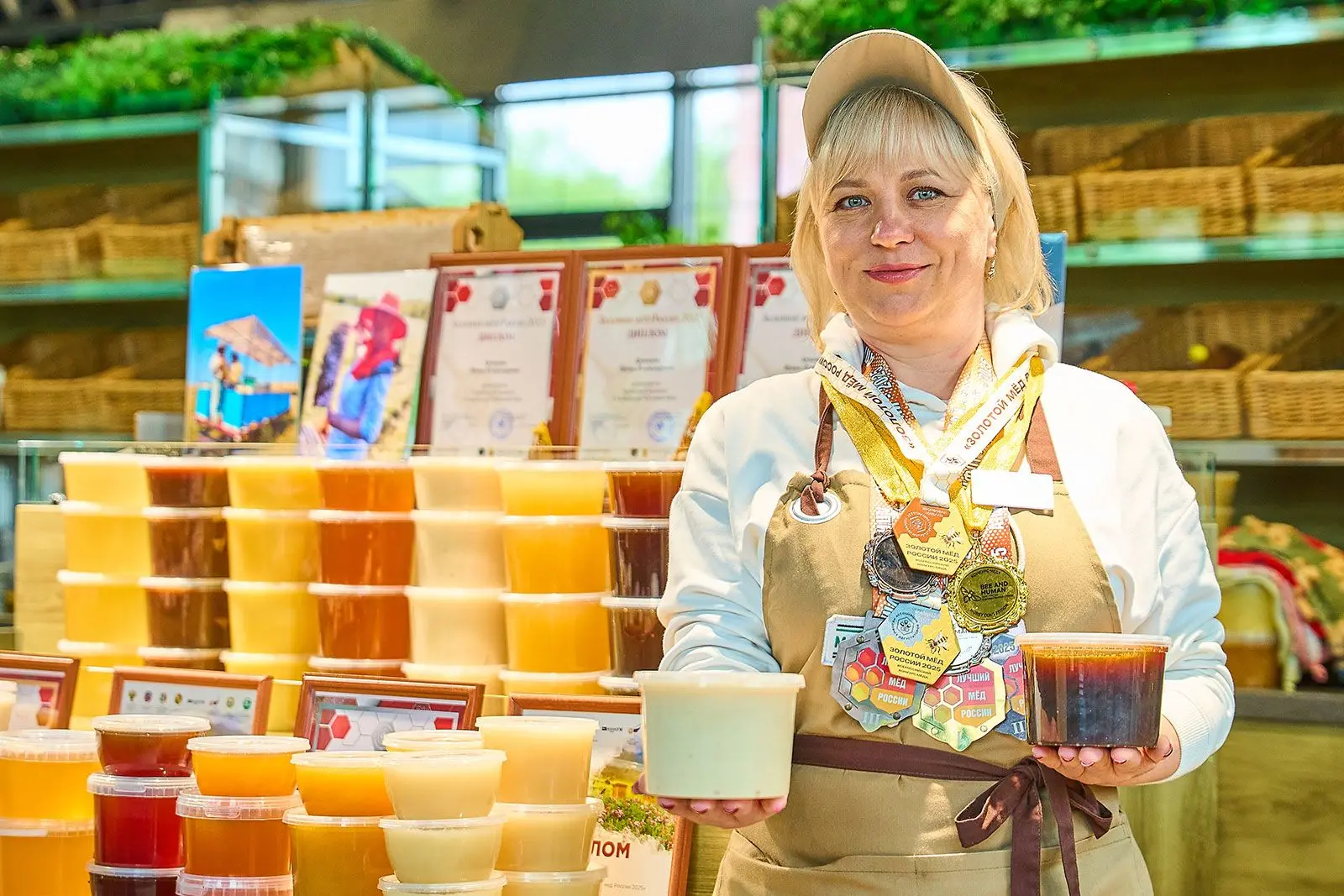 💛 Пчеловод в третьем поколении и участница московской ярмарки Ирина привозит в столицу липовый, гре