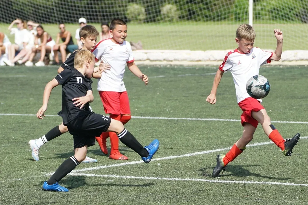 🟢 Играем на черноморском побережье!
🏆 В самом разгаре летняя подготовка нашей команды юношей «СШ №
