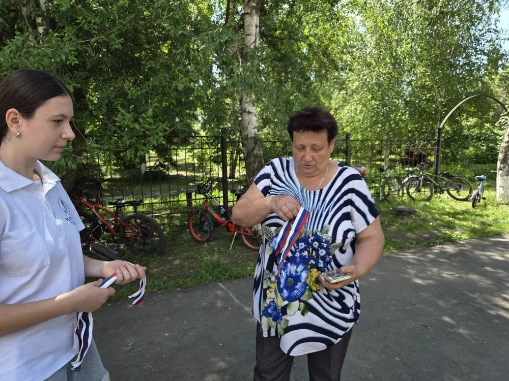 🇷🇺 Волонтёры Победы приняли активное участие в  акции "Российский триколор"🇷🇺
❤️‍🔥Наши юные вол