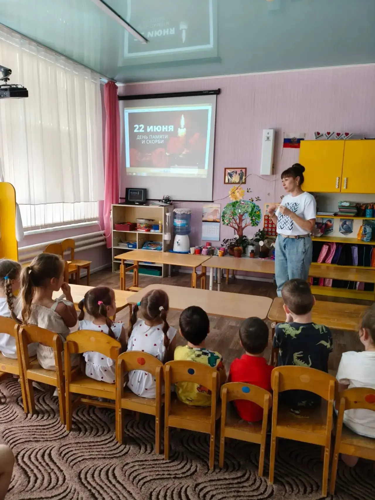 Сегодня в День памяти и скорби с воспитанниками старшей группы провели тематическую беседу. Ребята в