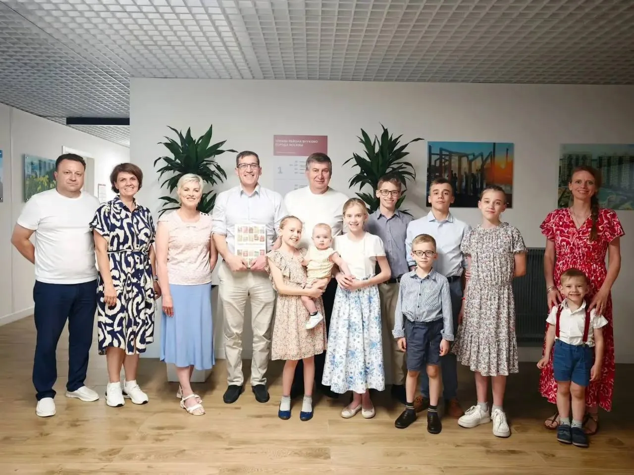 Многодетная семья из Внуково поделились впечатлениями о встрече с Президентом России.

Глава Управы,
