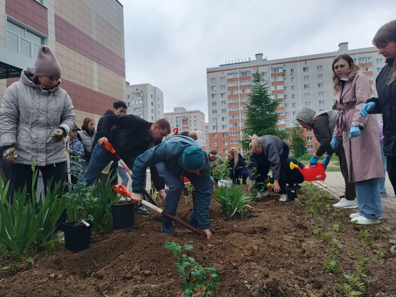 🌸В "Центре образования 42" есть традиция, от которой на душе становится тепло. 

☀️Каждый год наши 