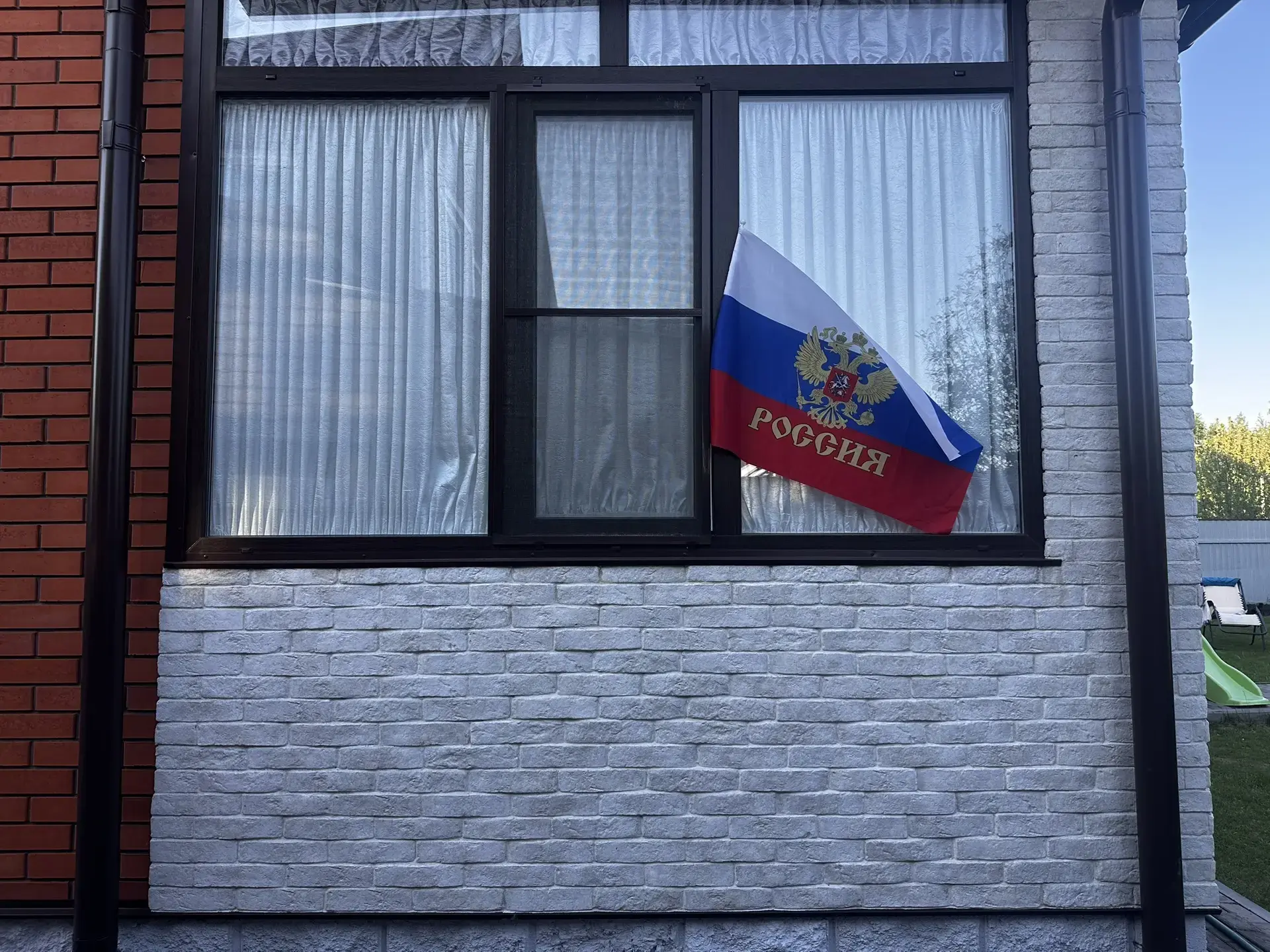 В рамках патриотической инициативы «Флаги России» сотрудники краеведческого музея оформили окна свои