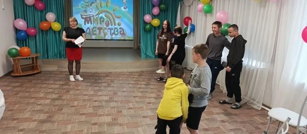 В центре прошло яркое мероприятие под названием "Разноцветный мир детства".
Ребята отгадывали загадк