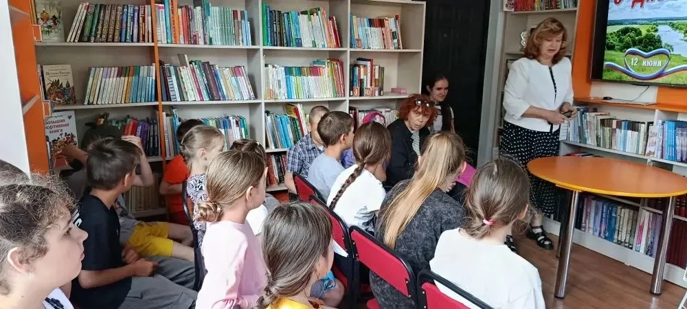 В преддверии праздника"Дня России" ребята в прогулочном лагере повторили символы России:гимн,герб,фл