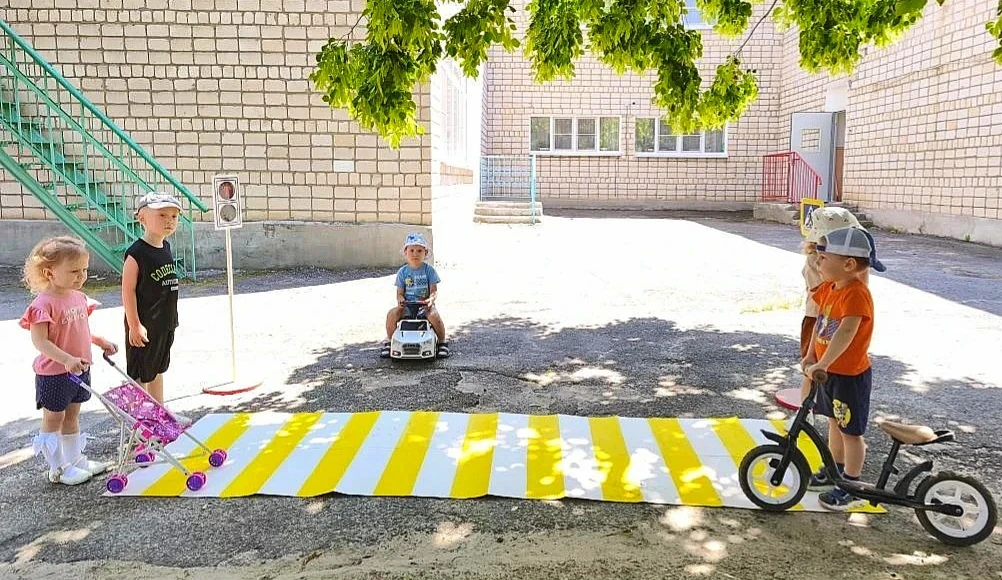 Безопасность — это приключение! 🚦🏊‍♂️🔥

Сегодня в нашем детском саду был особенный день — День бе